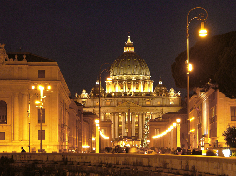 Blick auf den Petersdom bei Nacht